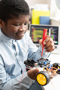 在职的男生高中学在科课程中建造机器人车孩子们辆图片