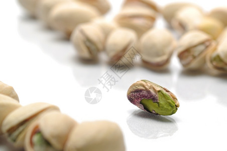 可口食物白色背景上的Pistachio模式疯了图片