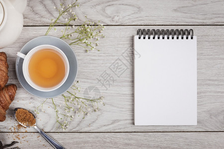 下午茶和空白笔记本图片