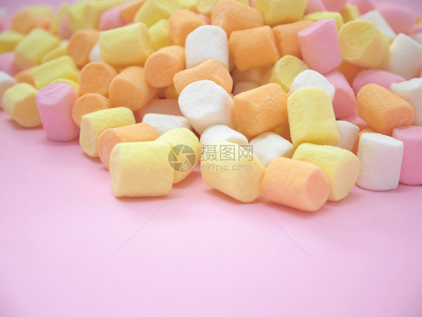 好吃粉红背景上带有彩色粘贴棉花糖有复制空间卡路里团体图片