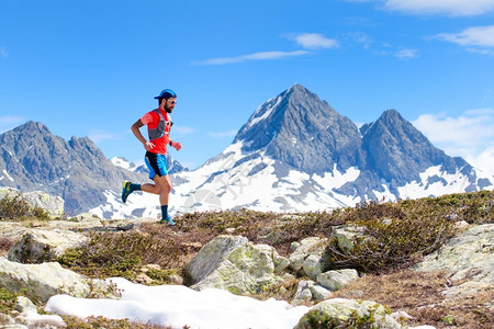 一个在锻炼期间跑步运动员男子的超快足迹活动高度冒险图片