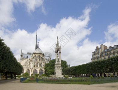 贵妇人圣母院的背面中间有一个典型的法国花园和喷泉池注拉补丁图片