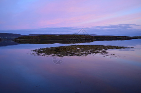 黎明时分的邓韦根湖水中没有一丝涟漪比格海景摄影背景图片