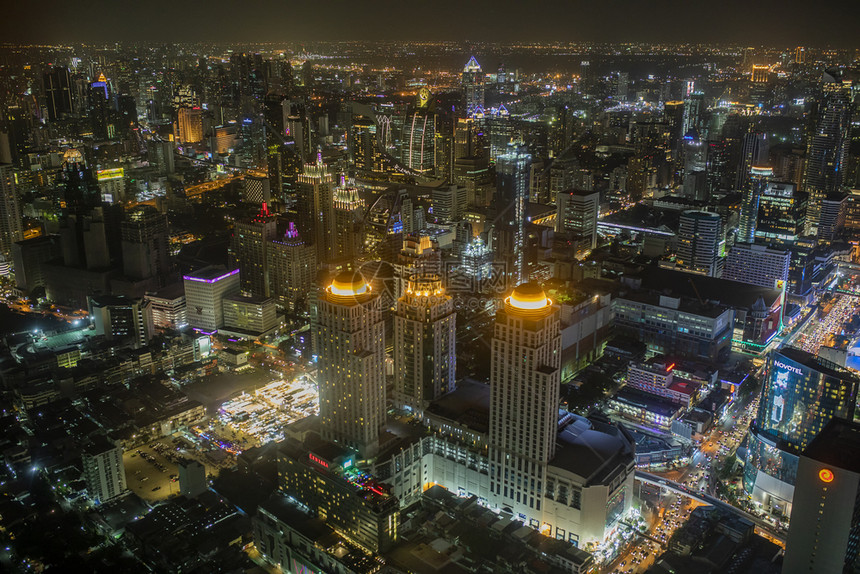 多于住宅曼谷Bangkokthailand2018年月日晚上Bangkok天线在拜约克高塔2号的夜幕图片