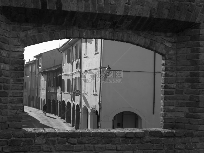 旅行艾米利亚不朽的从意大利帕尔马城堡主街卡隆纳德和丰塔内拉托市Fontanellato的窗口中查看从意大利帕尔马城堡主街科隆纳德图片