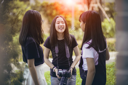 手持Dslr相机的三名亚洲青少年装扮成时模特泰国漂亮的学习图片