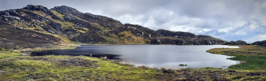 外部自然结石LochOrsquoMulligan靠近爱尔兰Donegal县Slieve联盟的SlieveAlion从北大西洋一侧图片