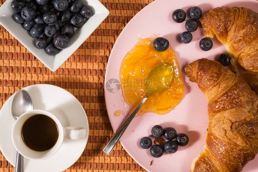 羊角面包蓝莓咖啡和橘子果酱贴上从面看的桌布方羊角面包咖啡和茶布上的果酱浆烘烤的盘子图片