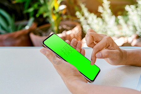 人手触摸智能机绿屏的色幕接触技术工作图片