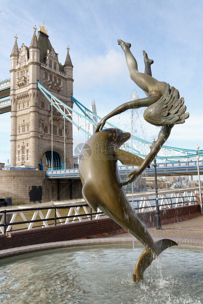 天空户外河伦敦塔大桥陛下靠近海豚雕像和伦敦塔大桥女王陛下靠近联合王国海豚雕像和喷泉图片