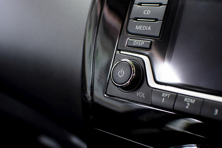 播放器闪亮的转变汽车部分概念在汽车的多媒体仪表板上的电按钮图片