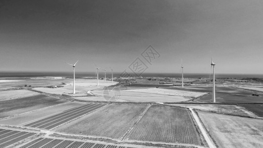 白色的开放农村工业风车空中景象分布在开阔乡村蓝色的图片
