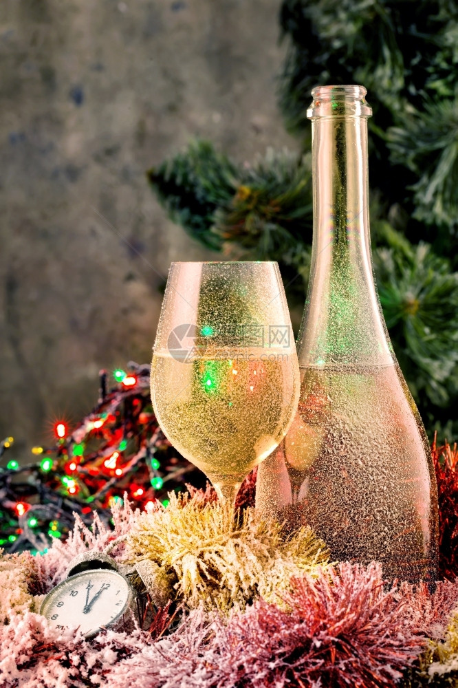 人类球幸福新年纪念39代桌上的冰霜瓶和香槟杯图片