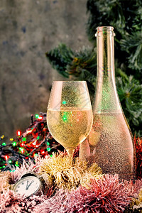 人类球幸福新年纪念39代桌上的冰霜瓶和香槟杯图片