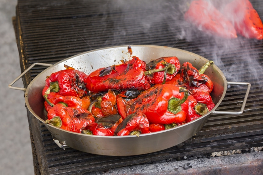 在户外烤炉上的红辣椒图片