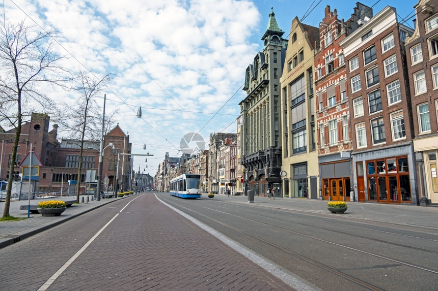 达姆拉克荷兰阿斯特丹Damrak的Tram车运输大街图片