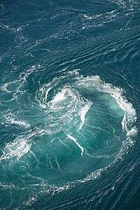 叫危险Maelstrom旋风的自然现象挪威盐层流动图片
