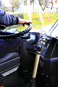 控制司机驾驶公交车司机驾驶公交车上的仪表板距离旅行图片