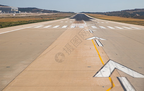 降落离开商业机场跑道的全光景图图片