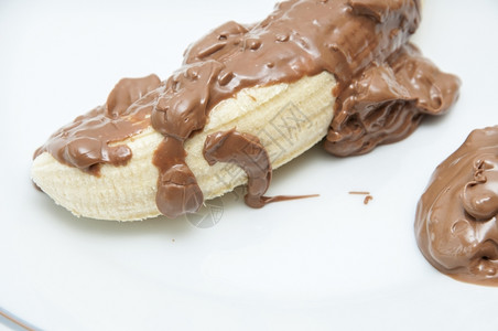 白色的香蕉水果背景上带有巧克力的香蕉横幅图片