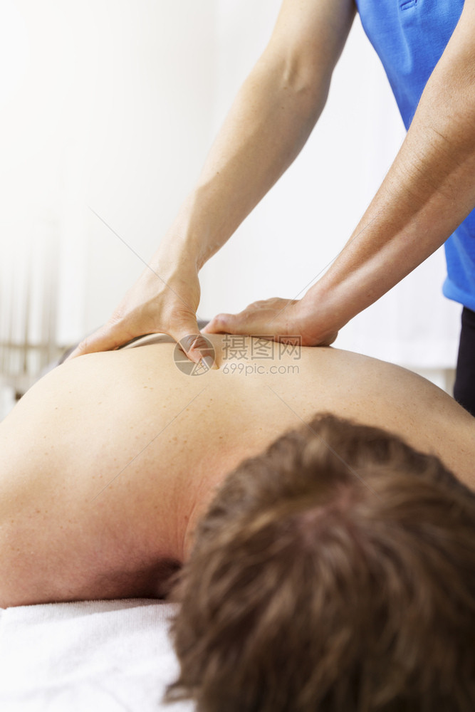 整脊疗法身体背部一名年轻人在理疗时的一副形象图片