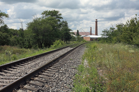 黑色的铁路在工业区场景厂图片