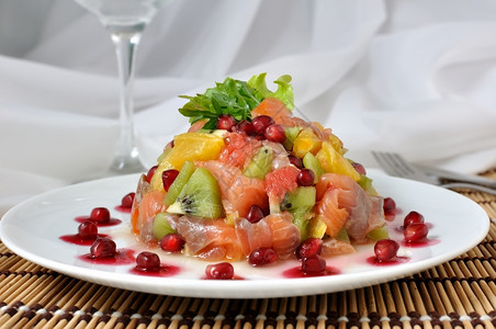 沙律加不同水果和石榴的鲑鱼蔬菜自然芝麻图片