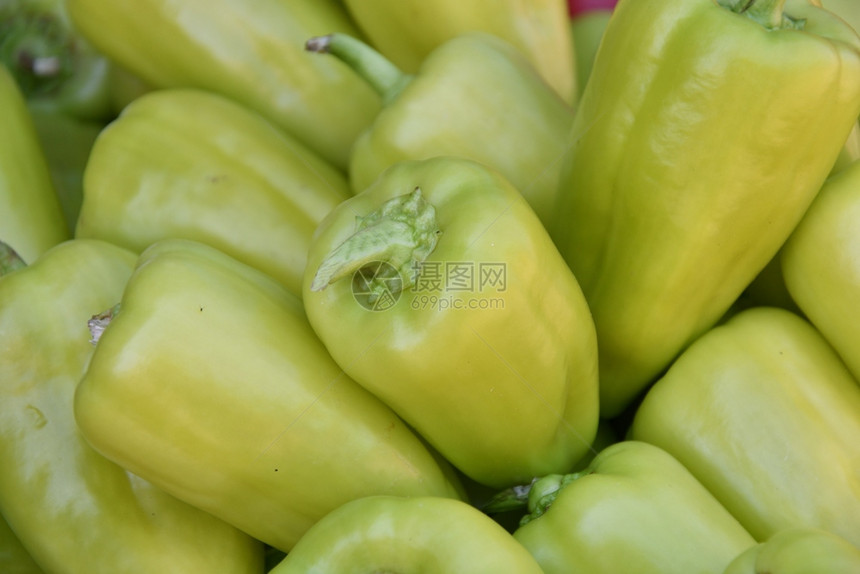 美食蔬菜甜的在集市销售甜美鲜胡椒图片