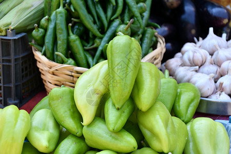 在集市销售的甜美鲜胡椒市场新的绿色图片