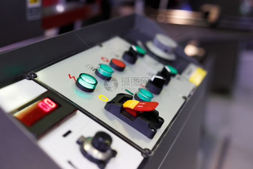 转变展示金属加工机控制面板有选择的焦点按钮图片