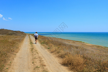 自然意大利游客在海边的公路上旅行乌克兰图片