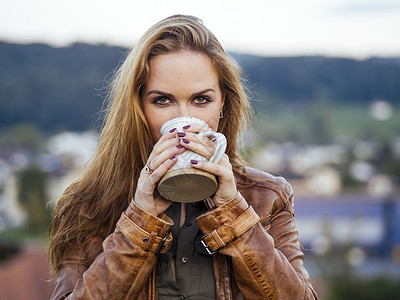 户外喝咖啡的女人图片