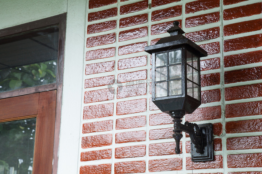 挂在墙上的灯罩黑漆成的红砖墙公寓电古董图片