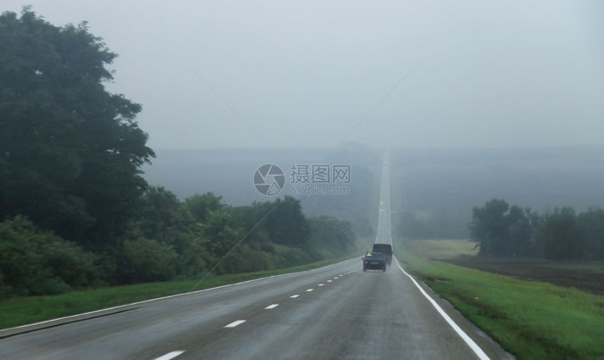 公路景观白天通过迷雾路移动汽车的公路高加索人驾驶夏天图片