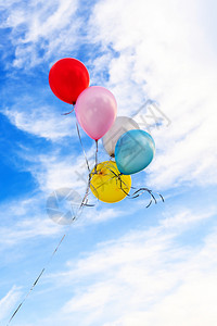 假期夏天蓝色空背景上的多彩气球空图片