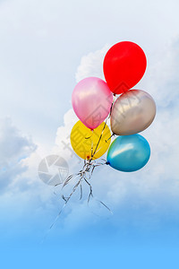 一种氦蓝色天空背景上的多彩气球乐趣图片