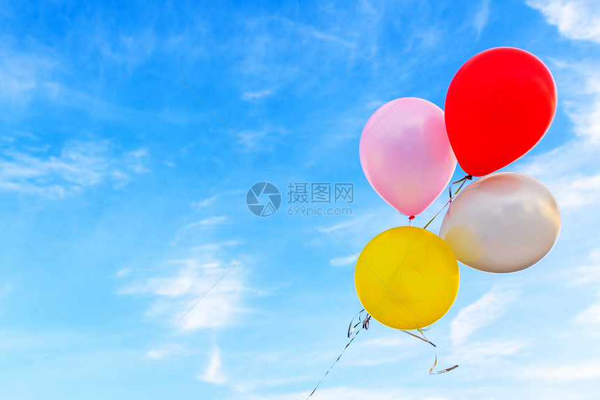 节日充满活力蓝色天空背景上的多彩气球绿色图片