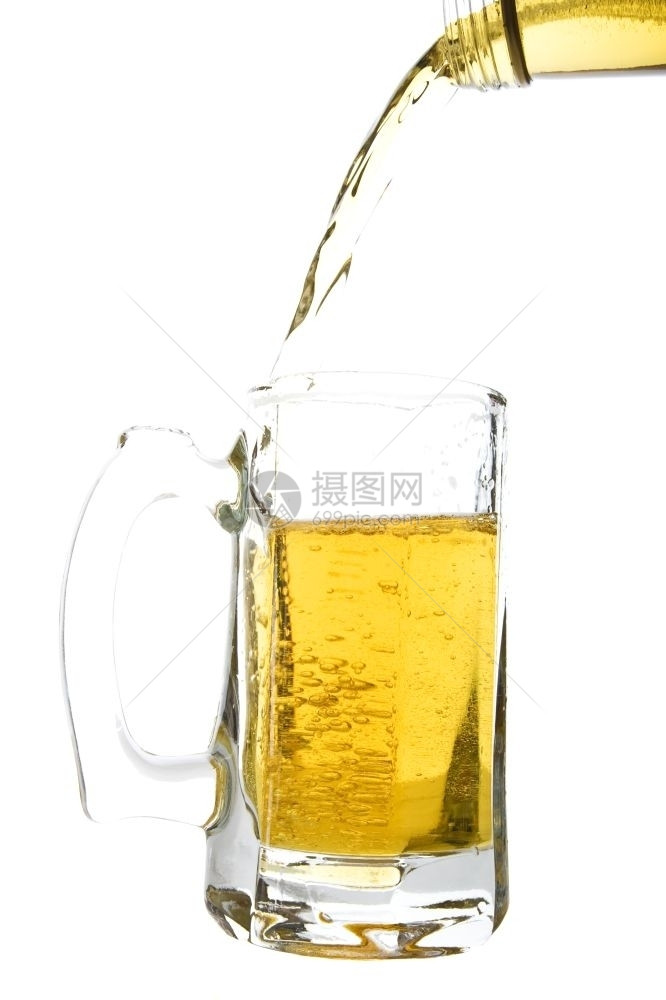 啤酒厂倒在杯里白底照人瘾茶点图片