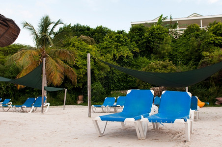 异国情调安提瓜日落照片在安提瓜热带海滩度假胜地的沙椅上场景伞图片