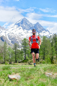 冒险运动员在山中奔跑的轨迹赛者图片