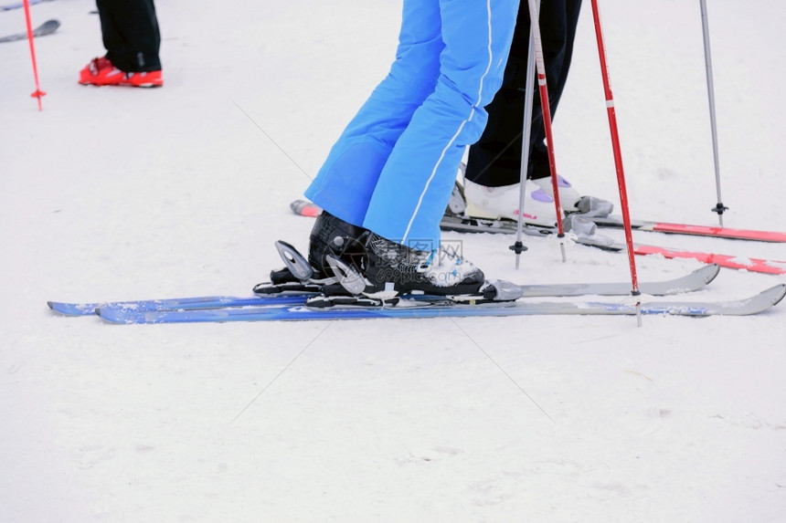 假期山穿着雪上滑的者脚紧贴男人图片