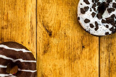 小雨甜冰糖食品配有胶水喷发甜圈和巧克力霜冻的面色及复制空间蛋糕育肥图片