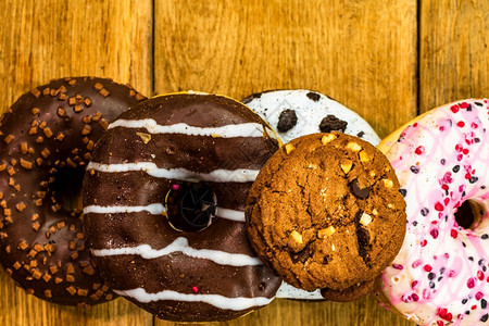 卡路里甜冰糖食品配有胶水喷发甜圈和巧克力霜冻的面色及复制空间粉的育肥图片