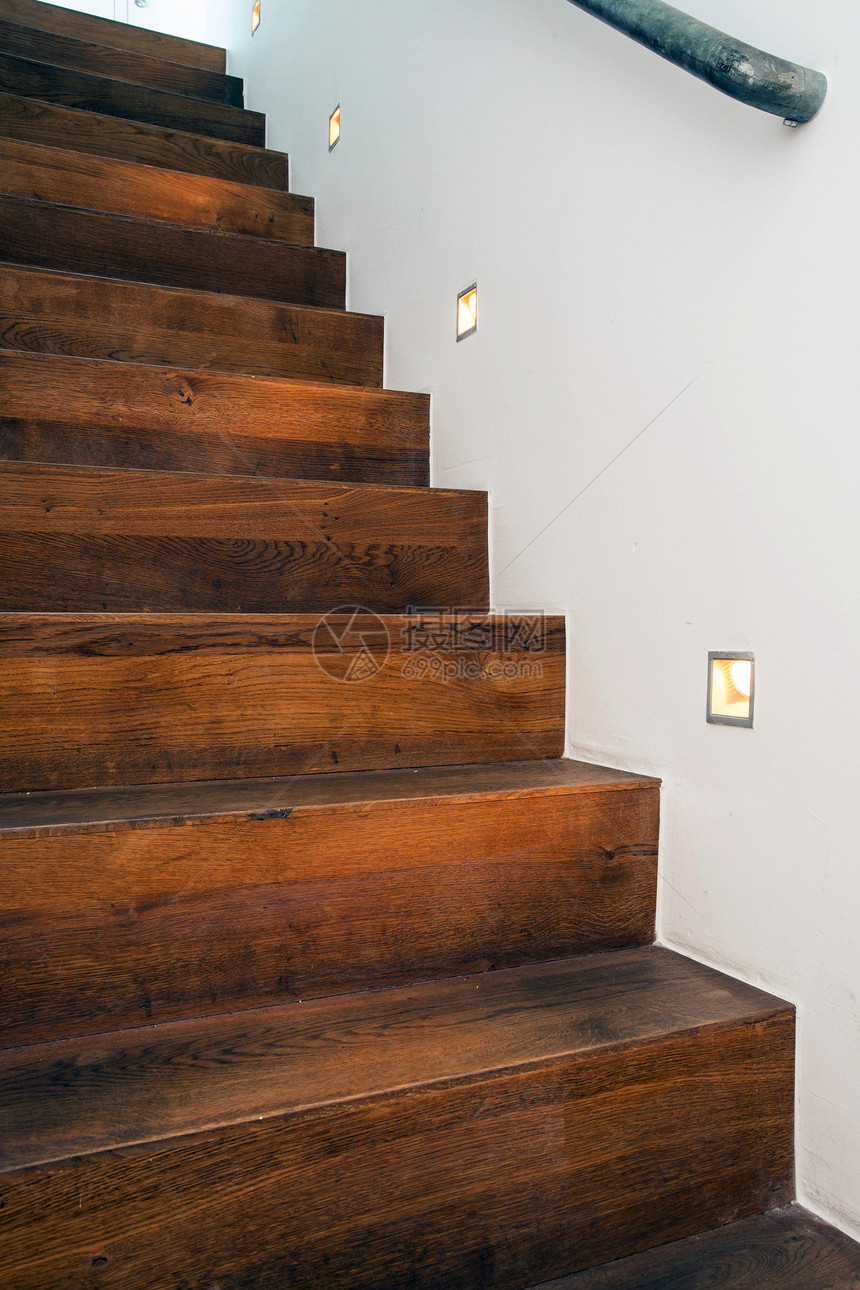 空白的夜间木楼梯与白墙现代设计中的LED灯摘要夜间木楼梯与白墙现代设计中的灯引领步图片