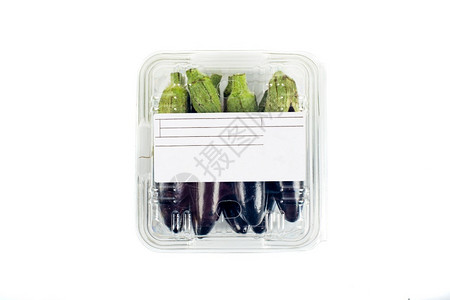 以白色背景为包装和标签的新鲜收获带有包装和标签的微型茄子苹果蔬菜生的图片