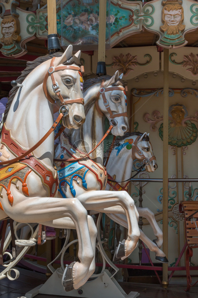 马匹幸福假日公园的彩色旋转木马假日公园的彩色旋转木马古董图片