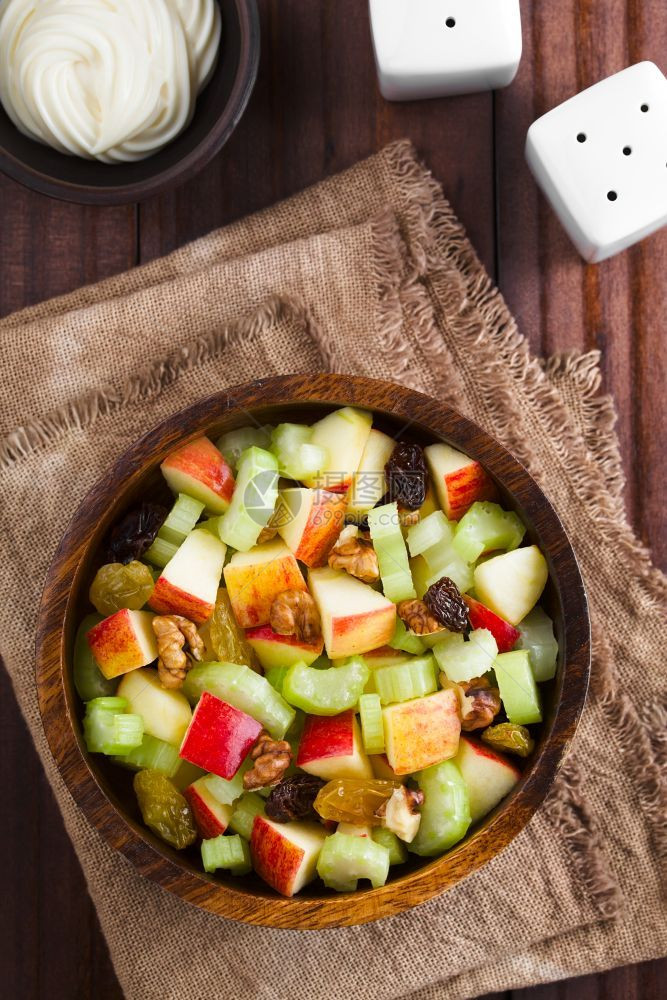 新鲜华尔道夫沙拉由西菜苹果胡桃子苏丹和葡萄干制成在木碗中配有蛋黄酱拍摄在华尔道沙拉上方小吃乡村蔬菜图片