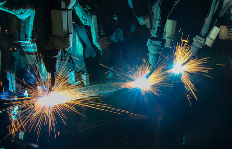 工业焊接机器人正在生产线上进行运动焊接工厂移技术图片
