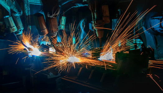 行业建造移动工焊接机器人正在生产线上流动单位千兆赫图片