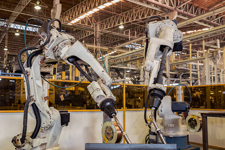 测试部件机器人在汽车厂焊接金属排图片